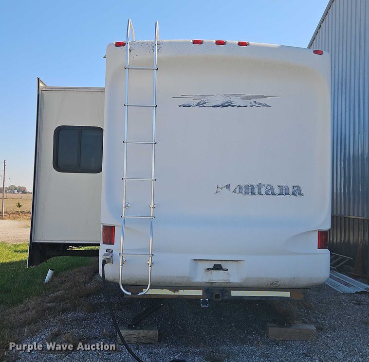 image for item EB8395 2005 Montana camper