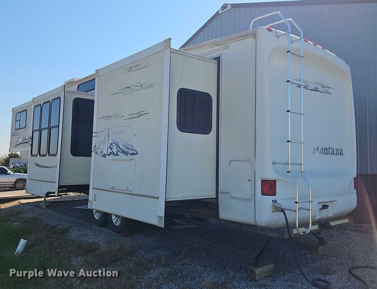 image for item EB8395 2005 Montana camper