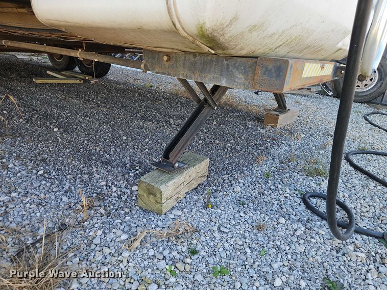 image for item EB8395 2005 Montana camper