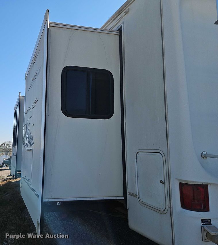 image for item EB8395 2005 Montana camper