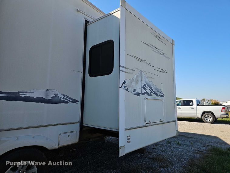 image for item EB8395 2005 Montana camper