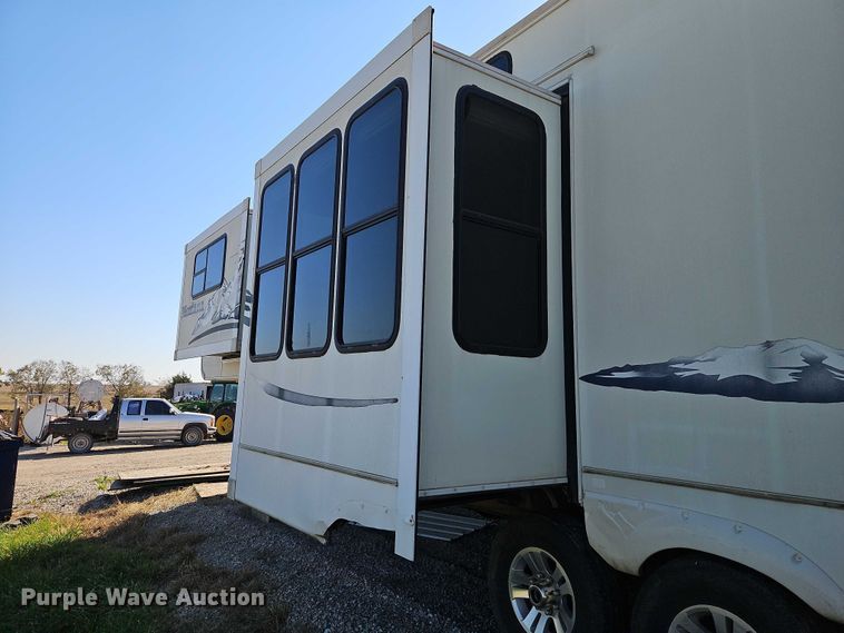 image for item EB8395 2005 Montana camper