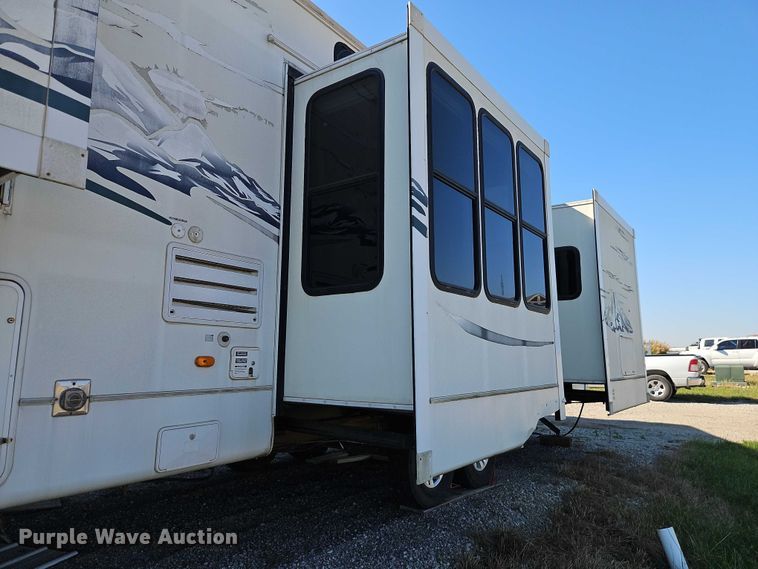 image for item EB8395 2005 Montana camper