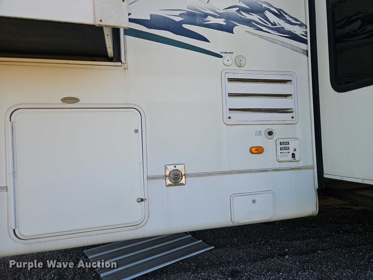 image for item EB8395 2005 Montana camper