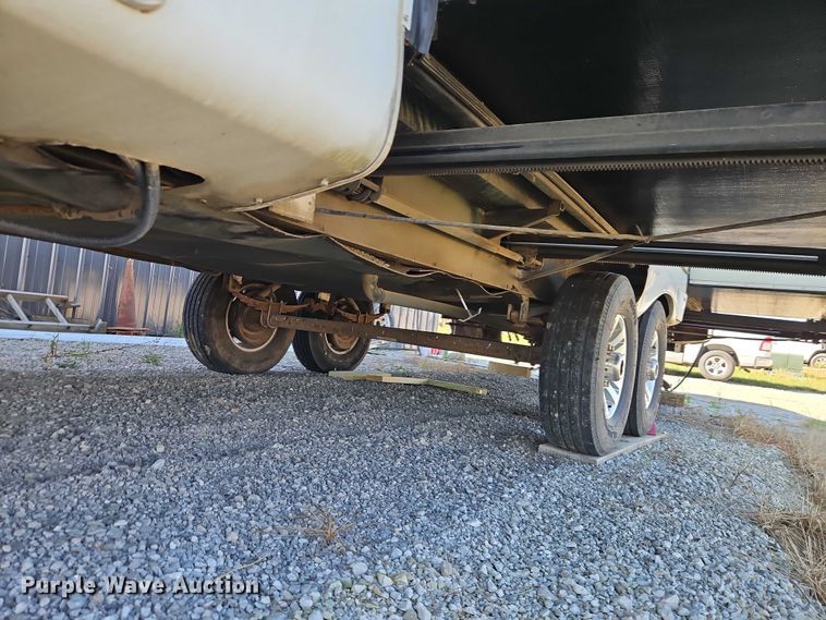 image for item EB8395 2005 Montana camper