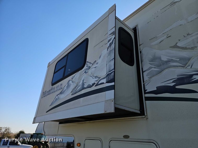 image for item EB8395 2005 Montana camper