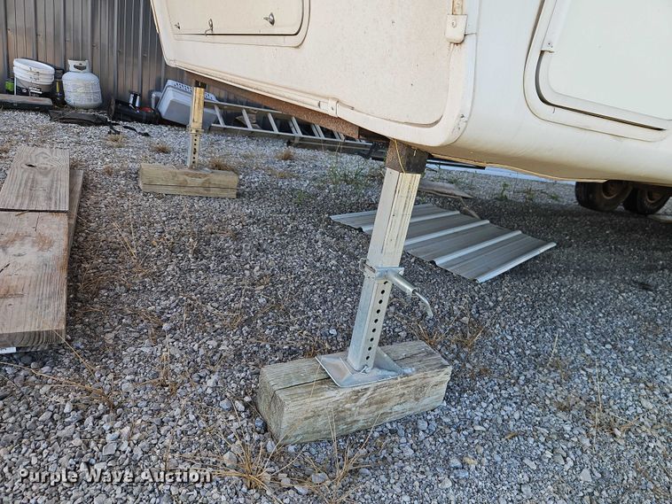 image for item EB8395 2005 Montana camper