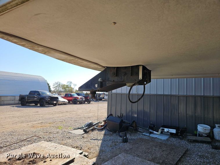 image for item EB8395 2005 Montana camper