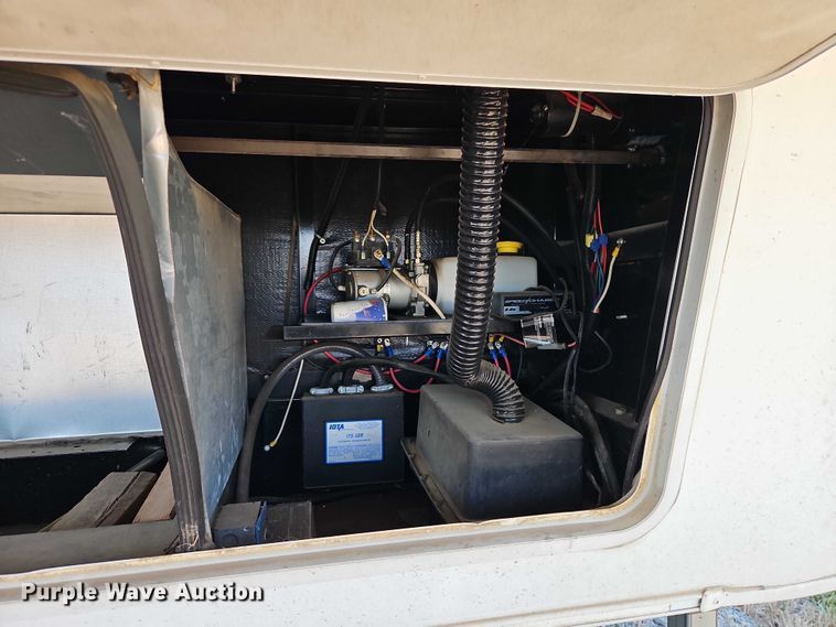 image for item EB8395 2005 Montana camper