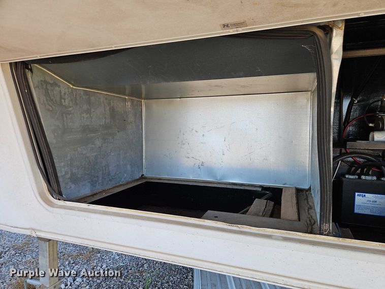 image for item EB8395 2005 Montana camper