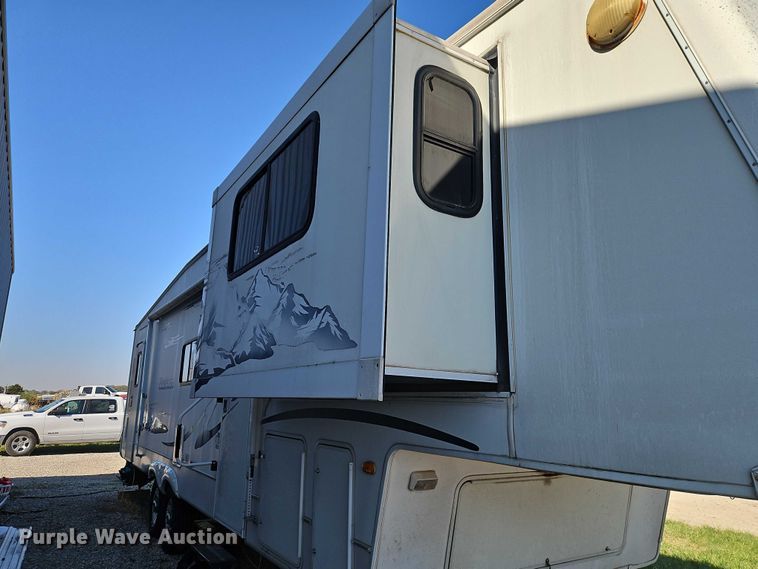 image for item EB8395 2005 Montana camper