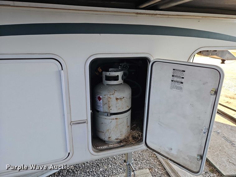 image for item EB8395 2005 Montana camper