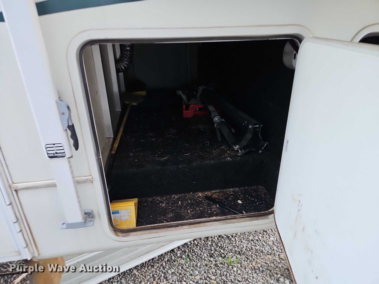 image for item EB8395 2005 Montana camper