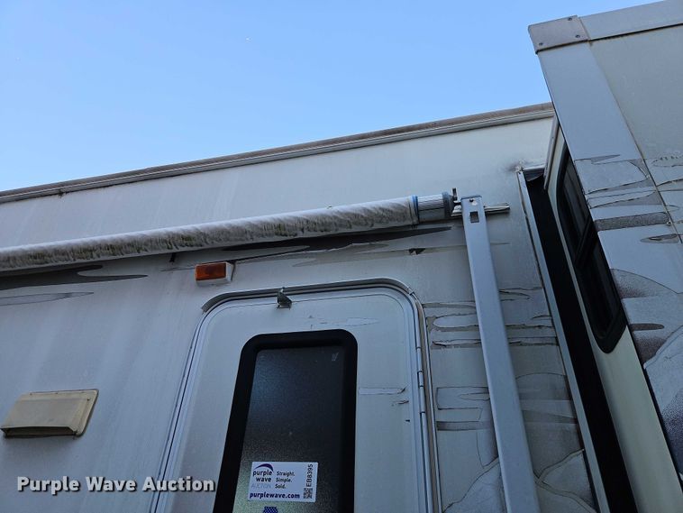 image for item EB8395 2005 Montana camper