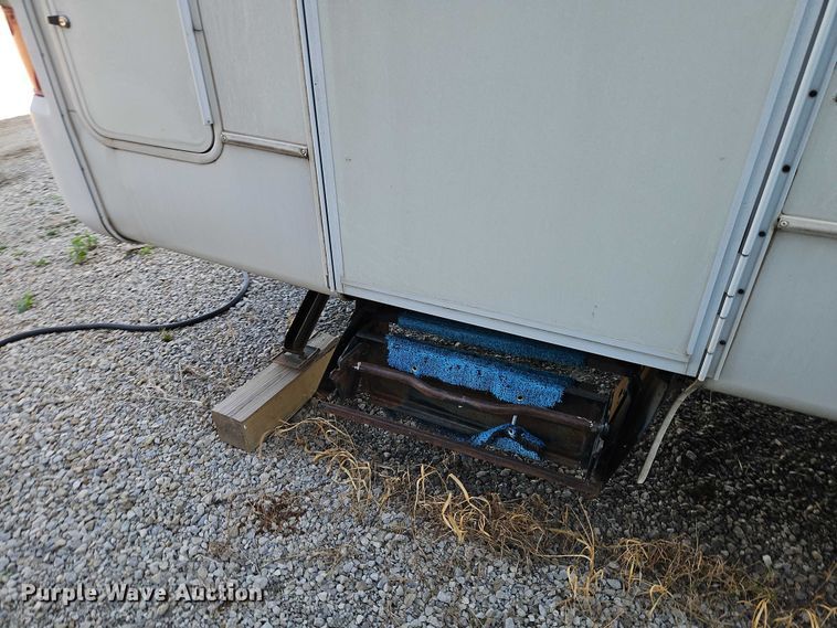 image for item EB8395 2005 Montana camper