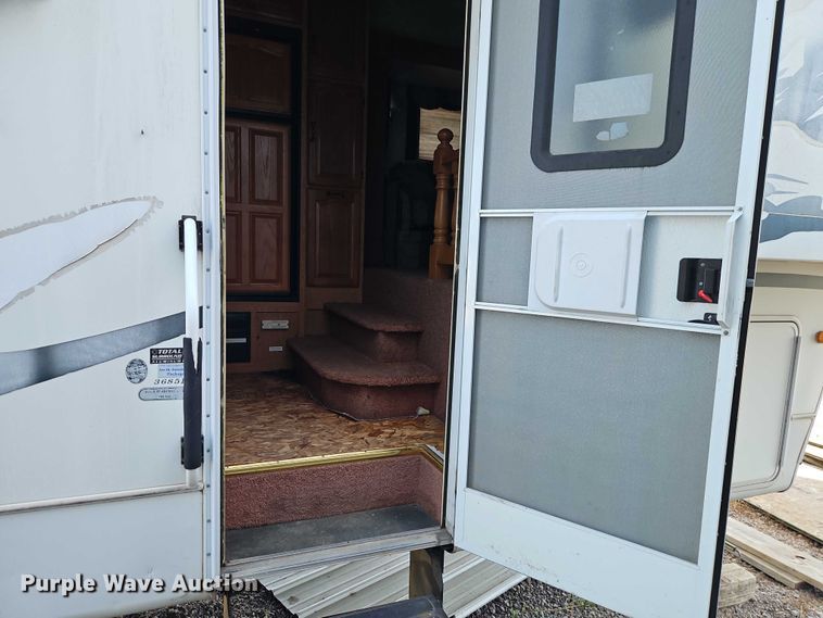 image for item EB8395 2005 Montana camper