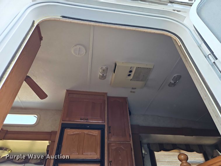 image for item EB8395 2005 Montana camper