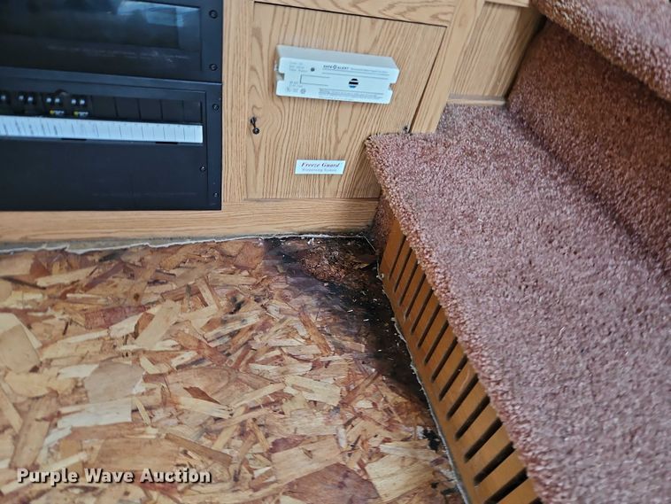 image for item EB8395 2005 Montana camper