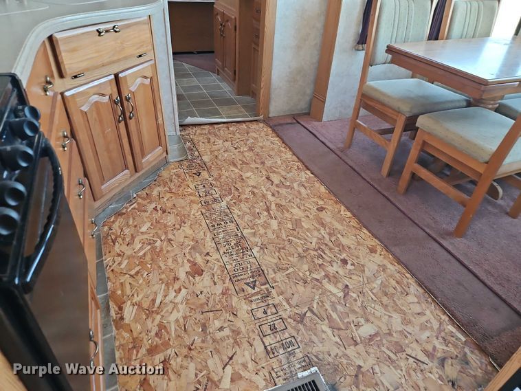 image for item EB8395 2005 Montana camper