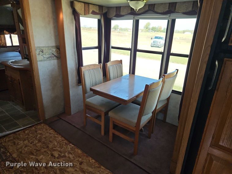 image for item EB8395 2005 Montana camper