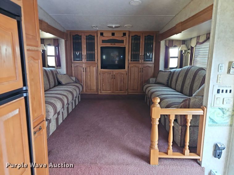 image for item EB8395 2005 Montana camper