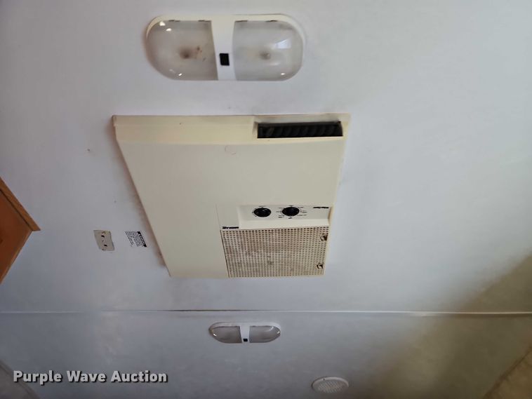 image for item EB8395 2005 Montana camper