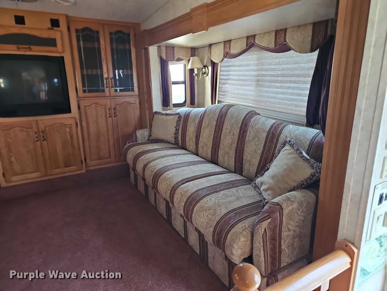 image for item EB8395 2005 Montana camper