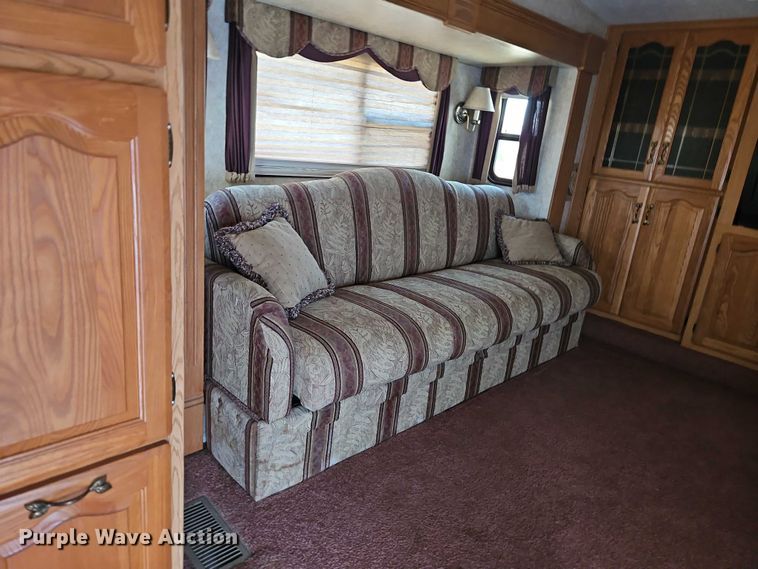 image for item EB8395 2005 Montana camper