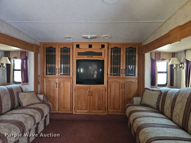 image for item EB8395 2005 Montana camper