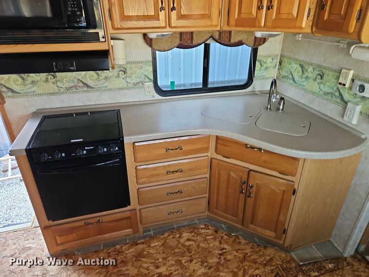 image for item EB8395 2005 Montana camper