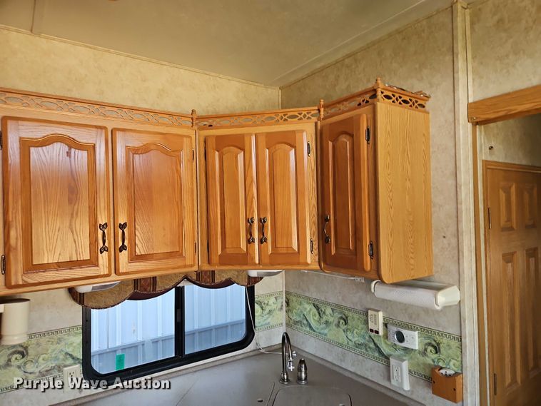 image for item EB8395 2005 Montana camper