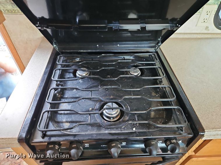 image for item EB8395 2005 Montana camper