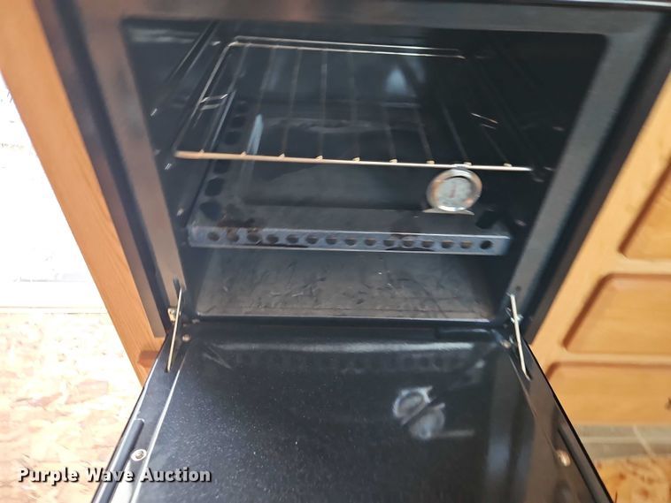 image for item EB8395 2005 Montana camper