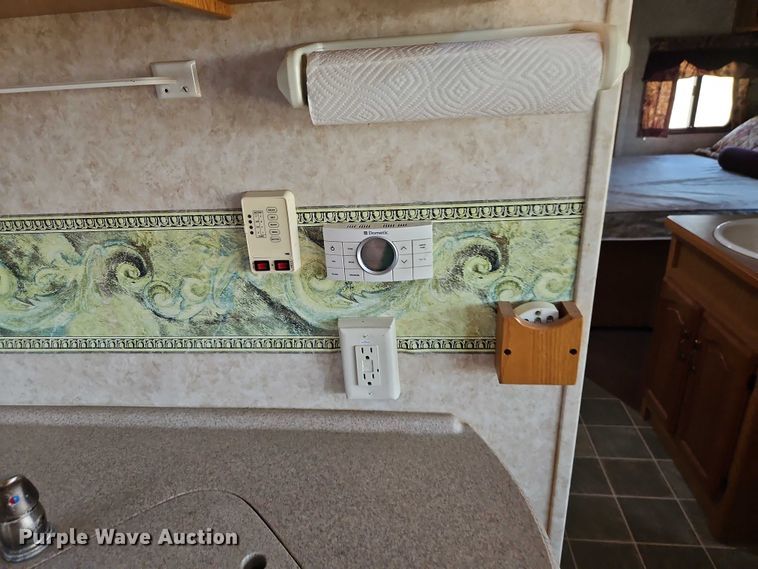 image for item EB8395 2005 Montana camper