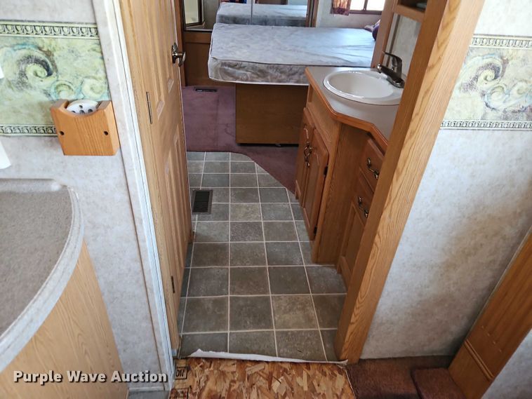 image for item EB8395 2005 Montana camper