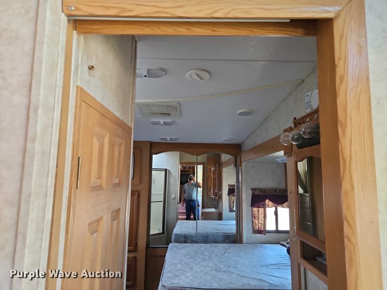 image for item EB8395 2005 Montana camper