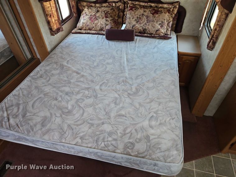 image for item EB8395 2005 Montana camper