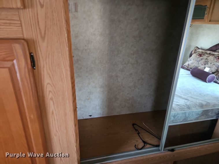 image for item EB8395 2005 Montana camper