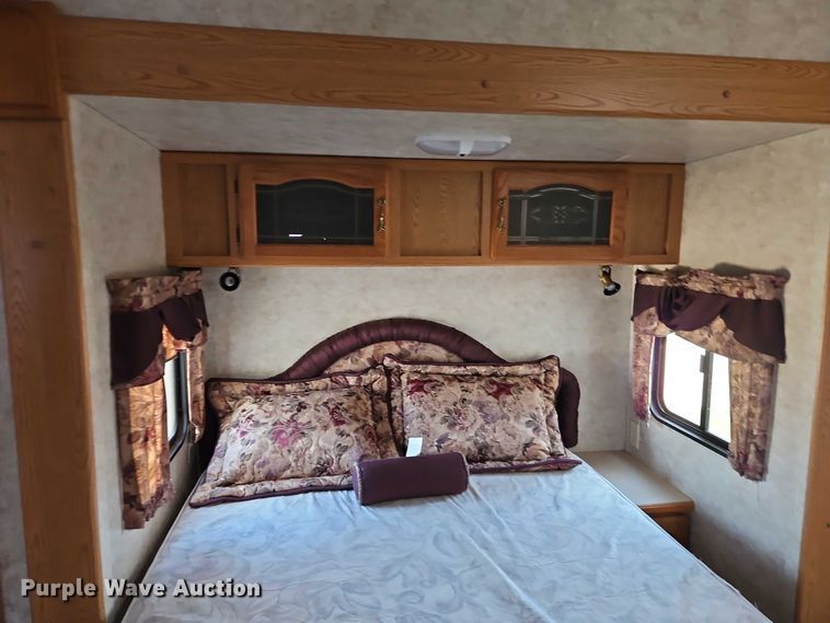 image for item EB8395 2005 Montana camper