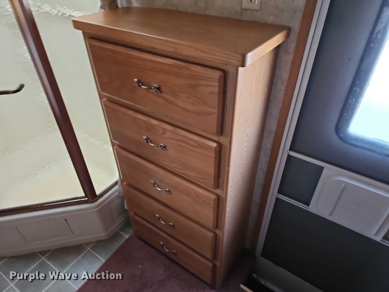 image for item EB8395 2005 Montana camper