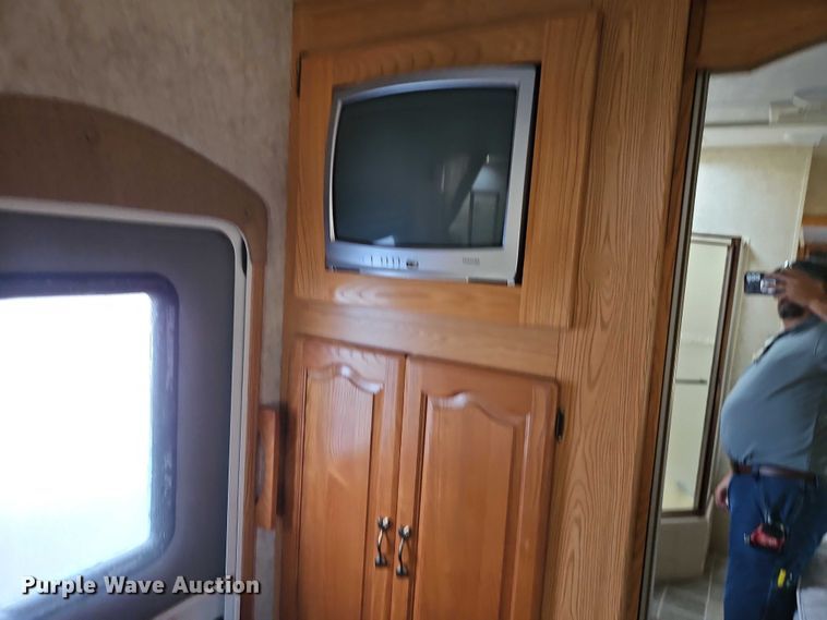 image for item EB8395 2005 Montana camper