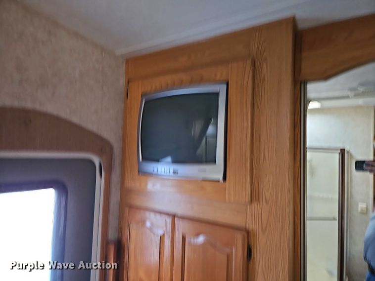 image for item EB8395 2005 Montana camper