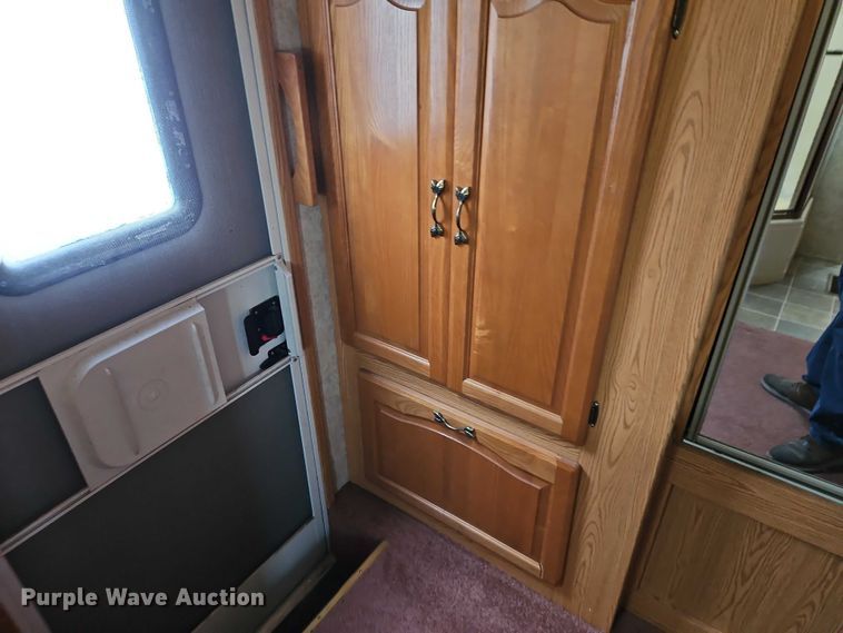 image for item EB8395 2005 Montana camper