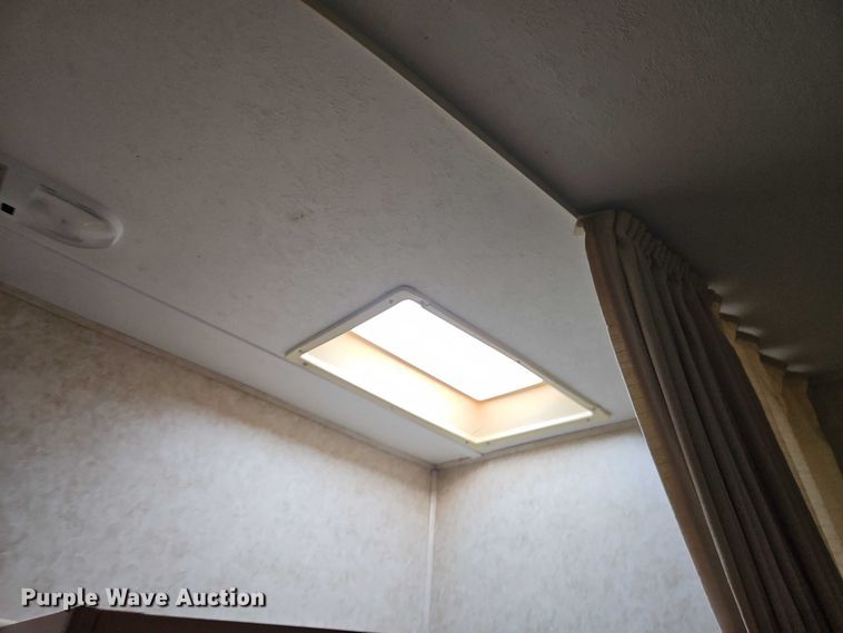 image for item EB8395 2005 Montana camper