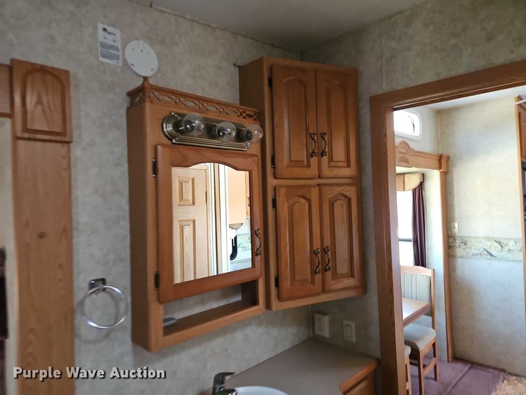 image for item EB8395 2005 Montana camper