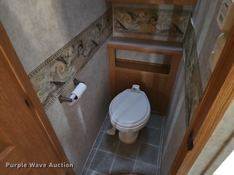 image for item EB8395 2005 Montana camper