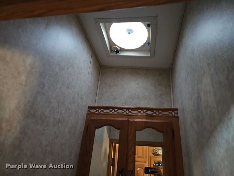 image for item EB8395 2005 Montana camper