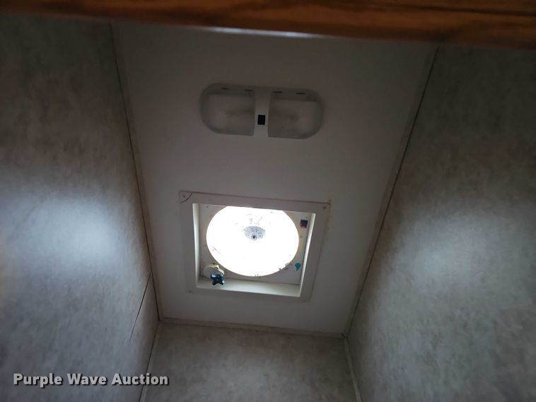 image for item EB8395 2005 Montana camper