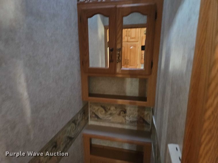 image for item EB8395 2005 Montana camper