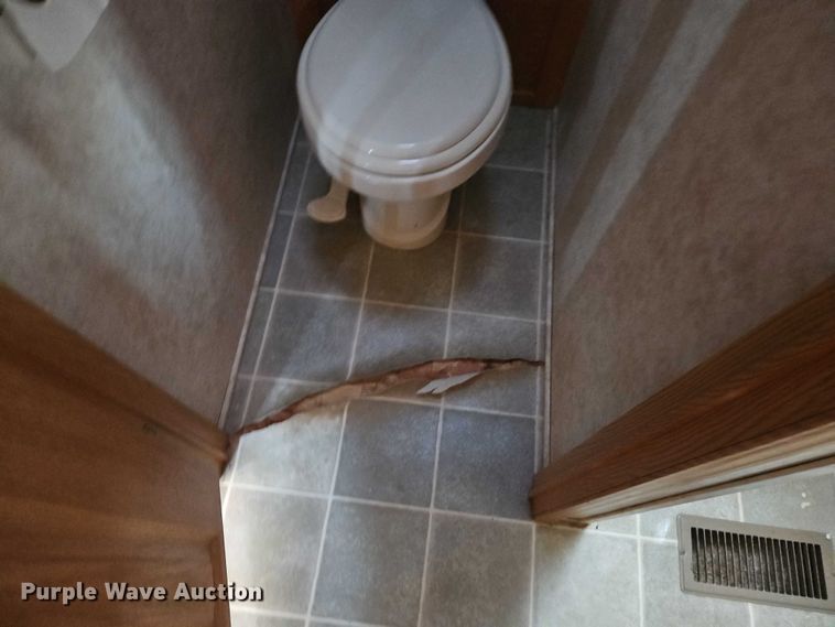 image for item EB8395 2005 Montana camper